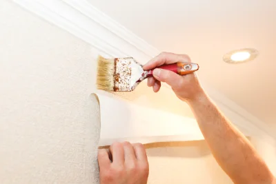 Pose de papier peint à Surat — revêtements muraux et toiles de verre